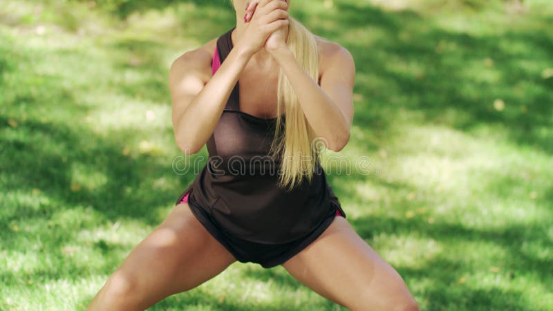 Αθλήτρια που κάνει την κοντόχοντρη άσκηση στο πάρκο πόλεων στο workout υπαίθριο ελκυστική φωτογραφικών μηχανών κινηματογραφήσεων
